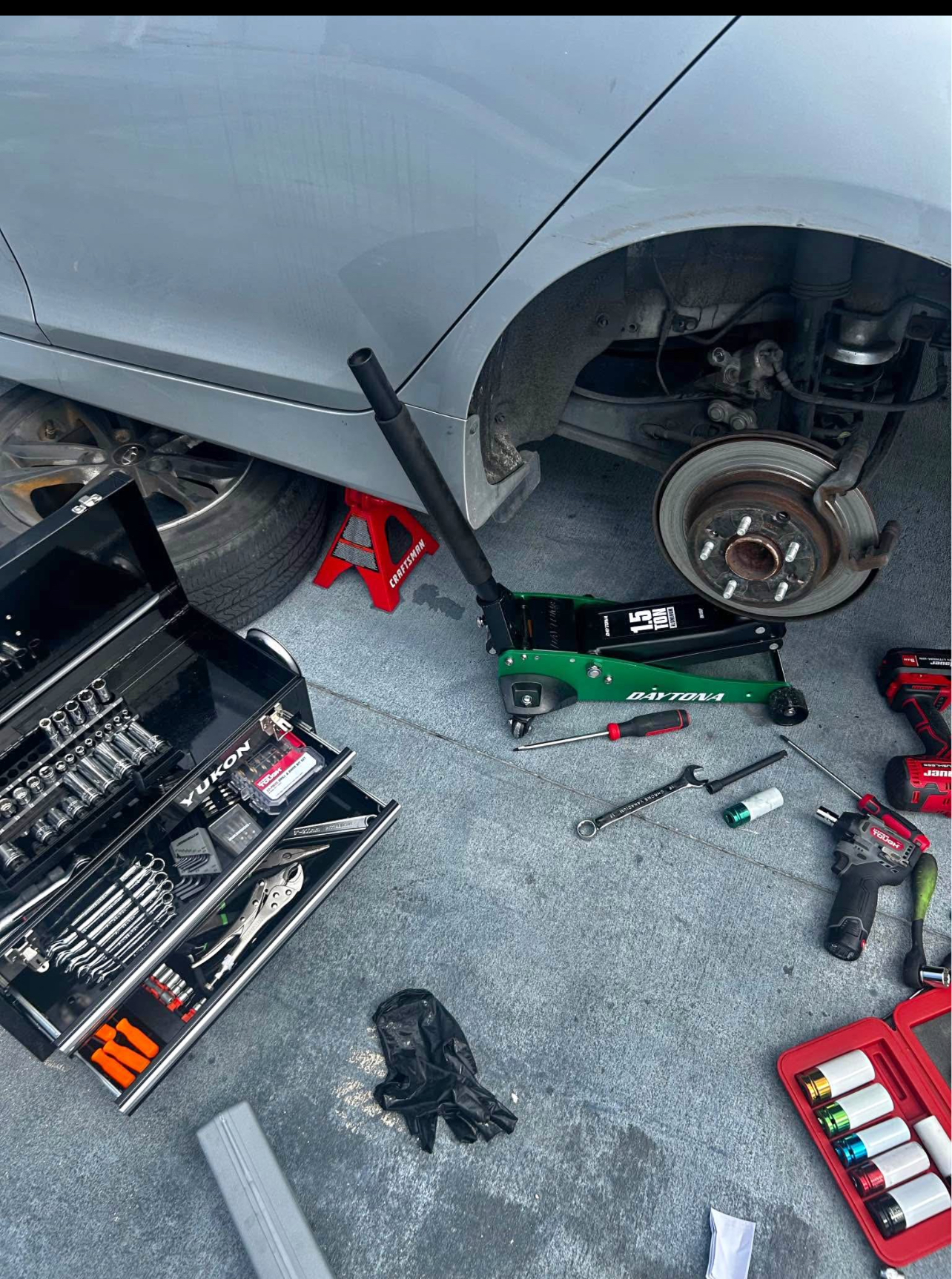 Mobile mechanic tools on-site at customer driveway